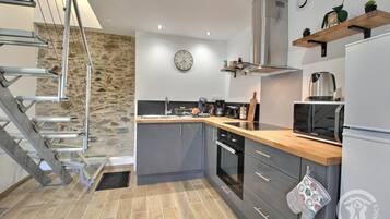 Réfrigérateur, micro-ondes, four, plaque de cuisson