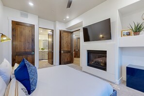 2 bedrooms, iron/ironing board, internet, bed sheets - Private Hot Tub, Mountain Views, Near Golf Course and Walk to Lifts (Park City)