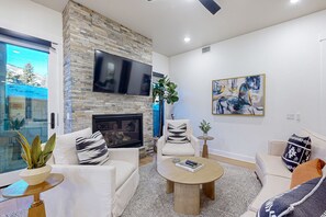 TV, fireplace - Private Hot Tub, Mountain Views, Near Golf Course and Walk to Lifts (Park City)