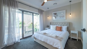 7 bedrooms, desk, iron/ironing board, travel cot - The Grand on Macquarie | Pool & Spa, Ultimate Getaway (Dubbo)