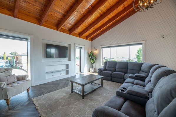 Smart TV, video games - The Grand on Macquarie | Pool & Spa, Ultimate Getaway (Dubbo)