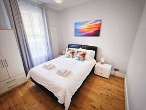 2 Schlafzimmer, Schreibtisch, Bügeleisen/Bügelbrett, WLAN