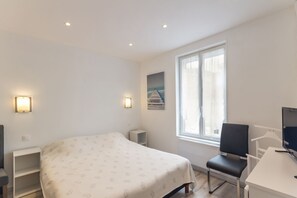 2 bedrooms, travel crib, free WiFi
