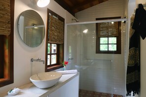 Superior Room, Lanai, Garden View | Bathroom | Hair dryer, towels - CASA KA (São Sebastião)