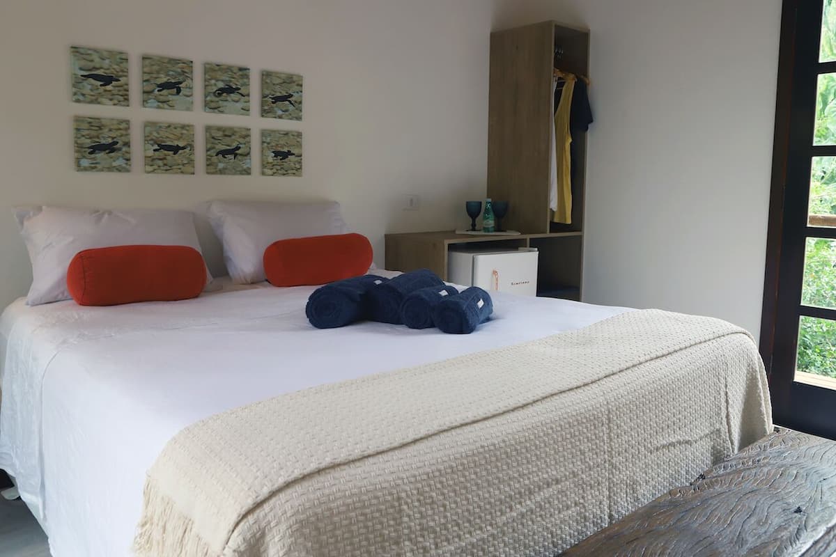 Habitación superior, lanai, vistas al jardín | Wifi gratis y ropa de cama