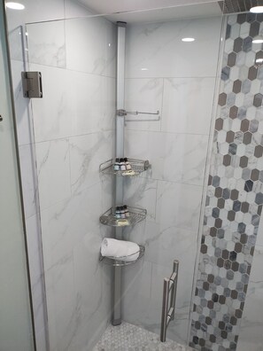 Douche, sèche-cheveux, serviettes fournies, savon