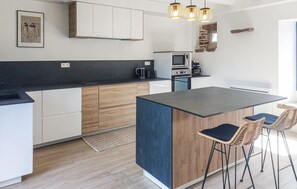 Fridge, microwave, oven, dishwasher - Beautiful home in Plouézec with WiFi (Plouézec)