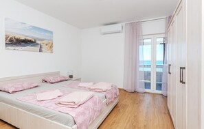 2 bedrooms, free WiFi, bed sheets - 2 bedroom amazing apartment in Privlaka (Privlaka)