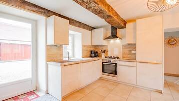 Een microgolfoven, een oven, een vaatwasser