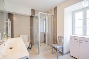 Shower, towels