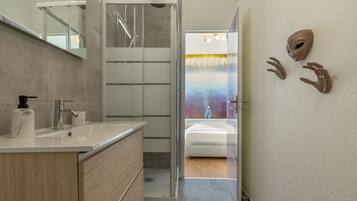 Shower, towels, soap, shampoo