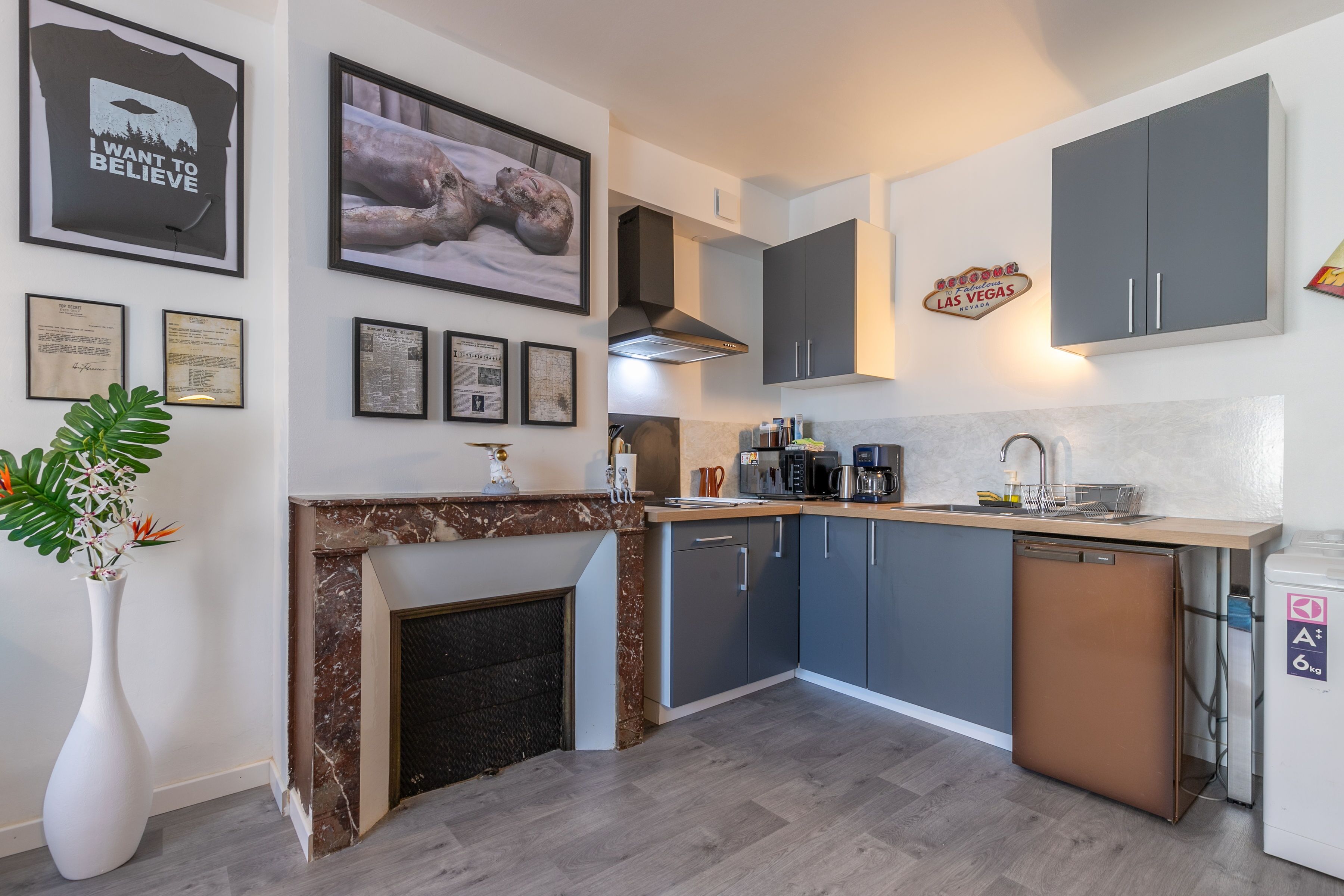 Réfrigérateur, micro-ondes, plaque de cuisson, cafetière/bouilloire