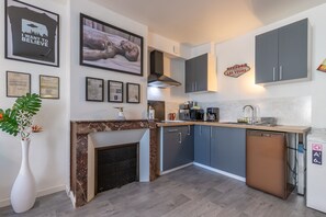 ثلاجة، ميكروويف، موقد طهي مسطح، ماكينة لصنع القهوة/الشاي