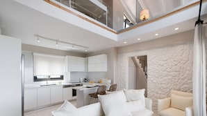 Een moderne, open woonruimte met keuken, eethoek en zithoek.