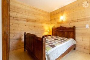 2 slaapkamers, een strijkplank/strijkijzer, reisbedje