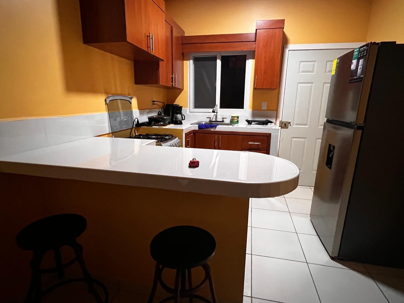 Een koelkast, een magnetron, een oven, een kookplaat