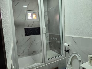 Dusche, Handtücher, Seife, Shampoo