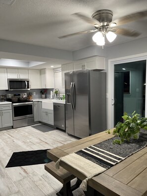 Fridge, microwave, oven, stovetop - Backyard , washer and dryer, four smart
TVs°Full Kitchen°free Parking°King (South Daytona)