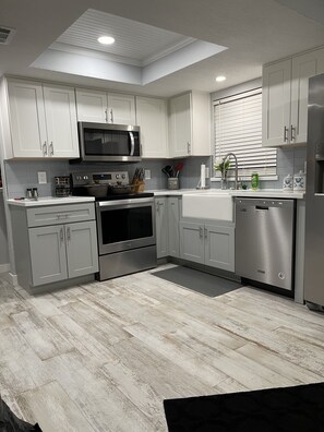 Fridge, microwave, oven, stovetop - Backyard , washer and dryer, four smart
TVs°Full Kitchen°free Parking°King (South Daytona)