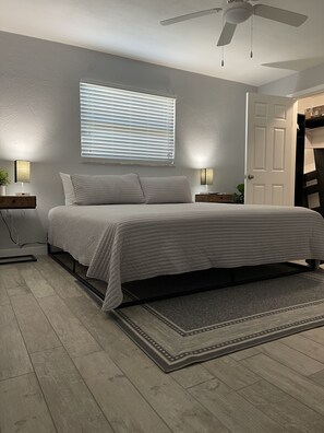 3 bedrooms, iron/ironing board, travel cot, free WiFi - Backyard , washer and dryer, four smart
TVs°Full Kitchen°free Parking°King (South Daytona)