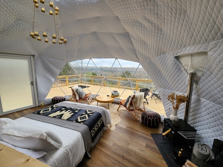 1 bedroom, WiFi, bed sheets. RIVER VIEW Cliff Dome Glamping @ White River, minutes to fishing, hikes!