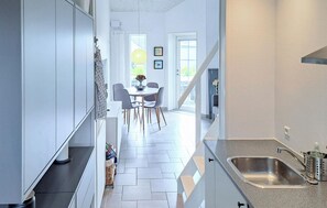 Fridge, oven, stovetop, coffee/tea maker