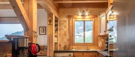 Kylskåp, mikrovågsugn, ugn och spishäll