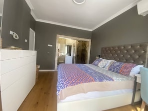 2 slaapkamers, een bureau, een strijkplank/strijkijzer, wifi