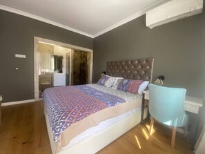 2 bedrooms, desk, iron/ironing board, WiFi