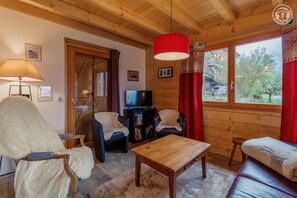 Een smart-tv en een stereo