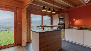 Een koelkast, een oven, een kookplaat, een vaatwasser