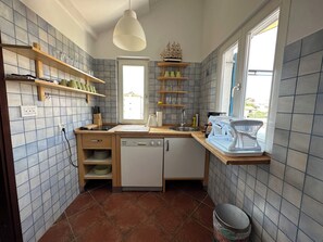 Een koelkast, een magnetron, een kookplaat, een vaatwasser