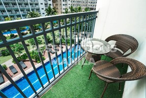 Outdoor dining - Hawaii Suite @SHORE RESIDENCES SEASIDE BLVR, COR, SUNRISE DRIVE MOA COMPLEX  (Pasay City, Philippines)