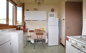 Kühlschrank, Mikrowelle, Herdplatte, Wasserkocher mit Kaffee-/Teezubehör