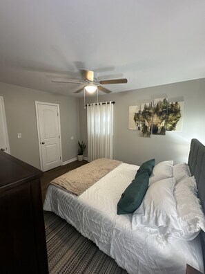 3 slaapkamers, een bureau, een strijkplank/strijkijzer, wifi