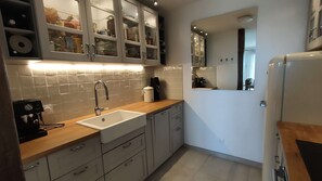 Kylskåp, mikrovågsugn, ugn och diskmaskin