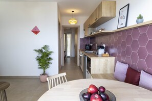 Deluxe Apartment, Sea View | Dining room - Bluemoments Naum New Sea View (Lefkada)