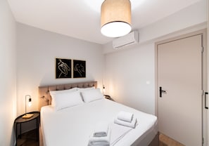 Superior Studio Suite | Egyptian cotton sheets, premium bedding, memory foam beds - The Bee Apartments Sea View (Lefkada)