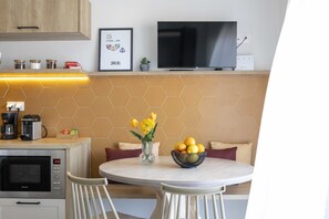 Deluxe Apartment, Sea View | Living area | 43-inch Smart TV with digital channels, streaming services - The Bee Apartments Sea View (Lefkada)