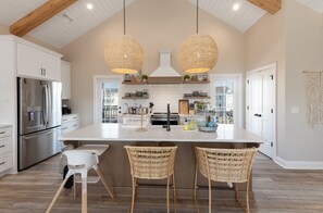 Réfrigérateur, four à micro-ondes, un four, surface de cuisson