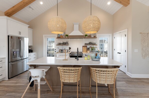 ثلاجة، ميكروويف، فرن، موقد طهي مسطح