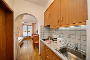 Interior - Studio Apartment 'Tschigat' with Mountain View, Shared Garden and Wi-Fi (Algund)