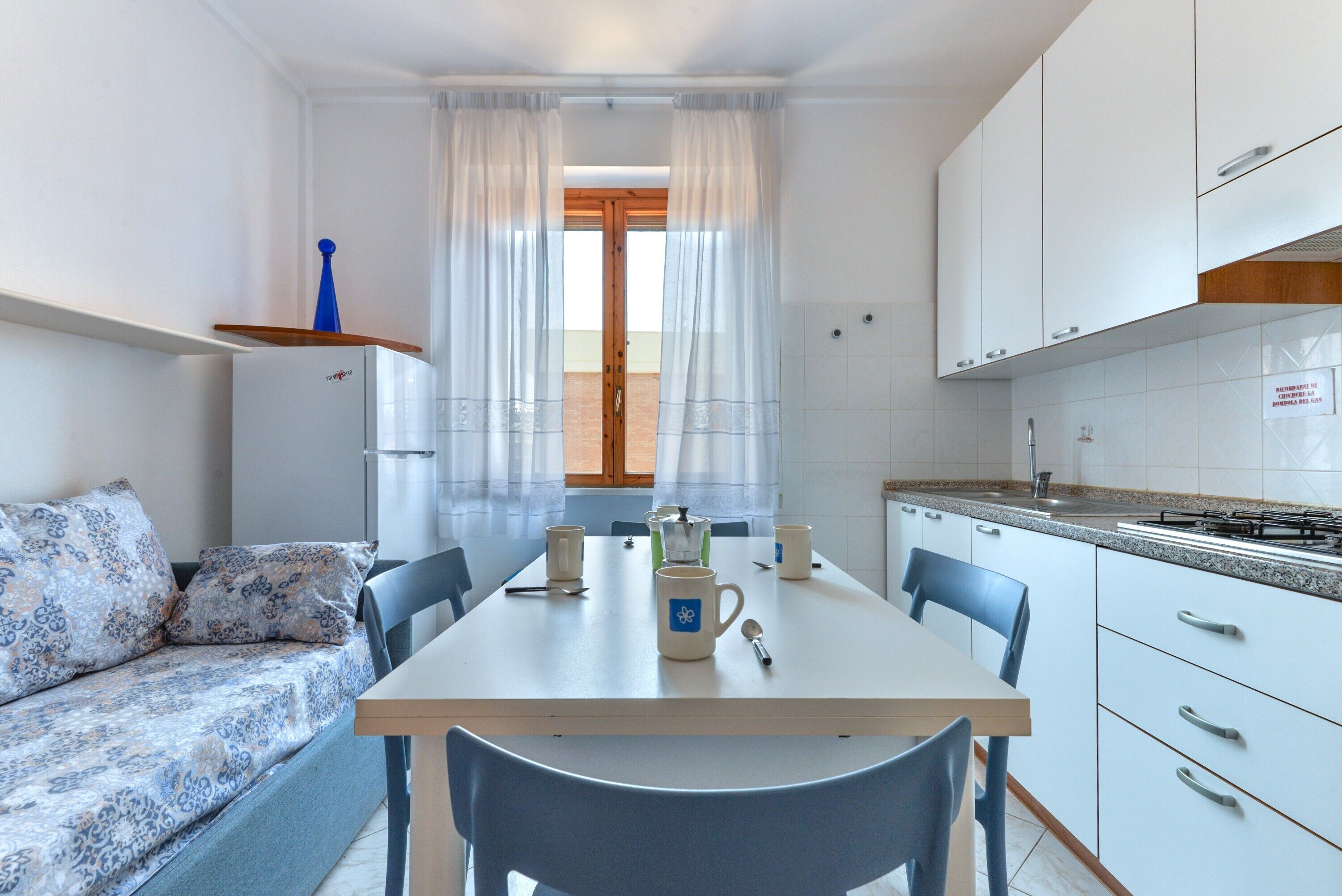 Kühlschrank, Herdplatte, Kochgeschirr/Geschirr/Besteck