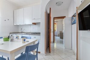Refrigerador, parrilla de estufa y utensilios de cocina 