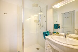 Dusche, Haartrockner, Handtücher