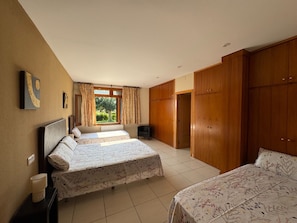 5 bedrooms, free WiFi, bed sheets, wheelchair access