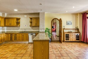 Fridge, microwave, oven, stovetop - Country House 'Les Cabretes Vilanova De La Muga' with Mountain View, Wi-Fi and Air Conditioning (Vilanova De La Muga)