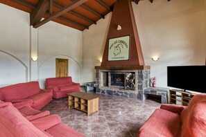 TV, fireplace, DVD player - Country House 'Les Cabretes Vilanova De La Muga' with Mountain View, Wi-Fi and Air Conditioning (Vilanova De La Muga)