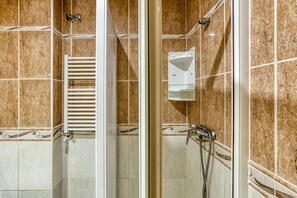 Shower, towels - Country House 'Les Cabretes Vilanova De La Muga' with Mountain View, Wi-Fi and Air Conditioning (Vilanova De La Muga)