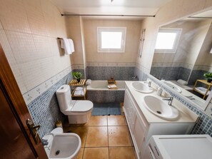 Douche, sèche-cheveux, serviettes fournies